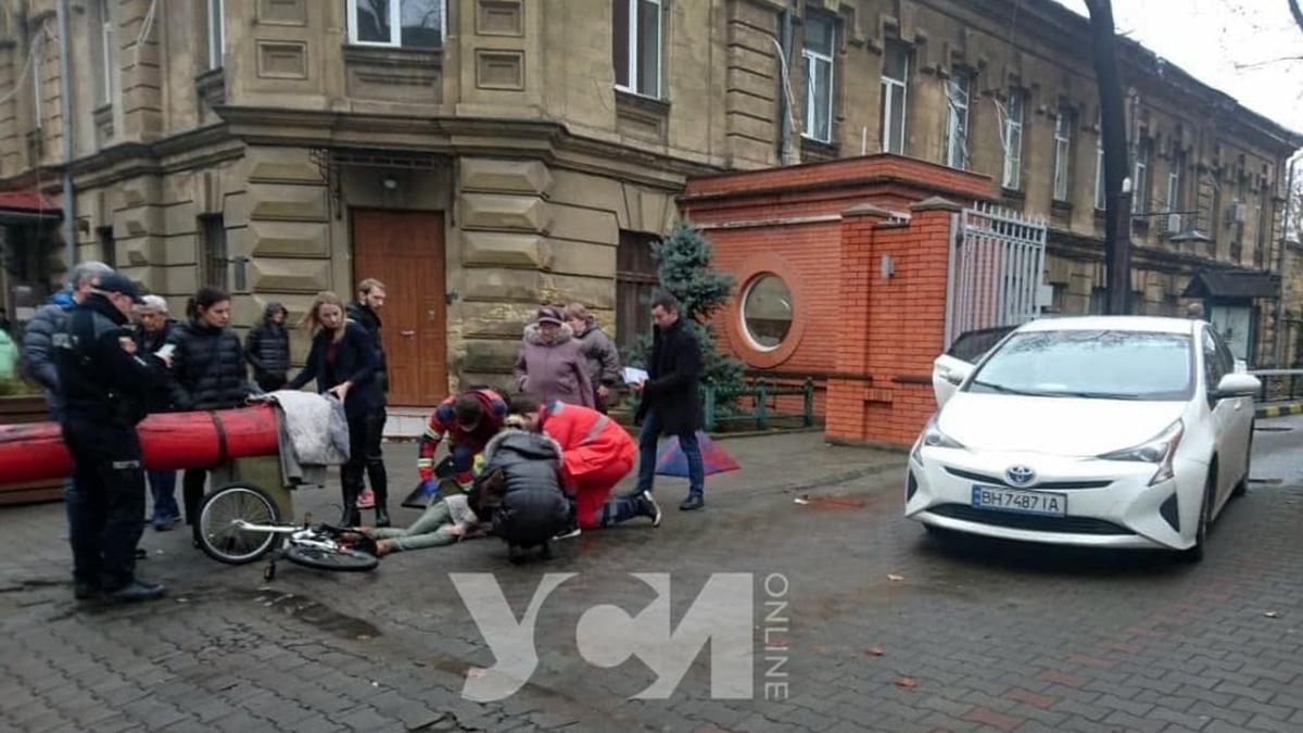 В Одесі авто жорстко знесло 11-річного школяра на велосипеді: який стан потерпілого - Одеса