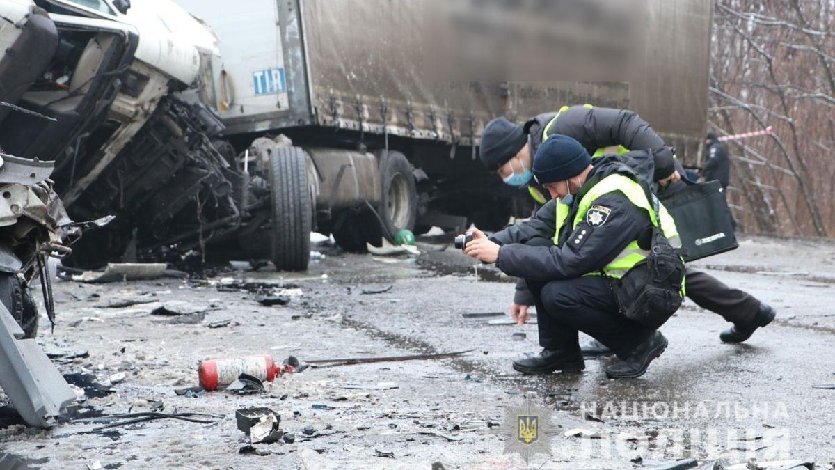 В Черниговской области ликвидируют последствия ДТП с маршруткой: привлекли более 100 человек В Черниговской области ликвидируют последствия ДТП с маршруткой: привлекли более 100 человек