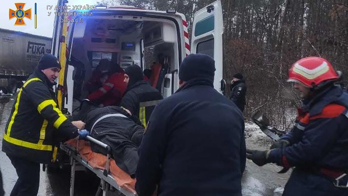 У ДТП під Черніговом загинув водій маршрутки: що відомо про інших жертв - Україна новини - 24 Канал