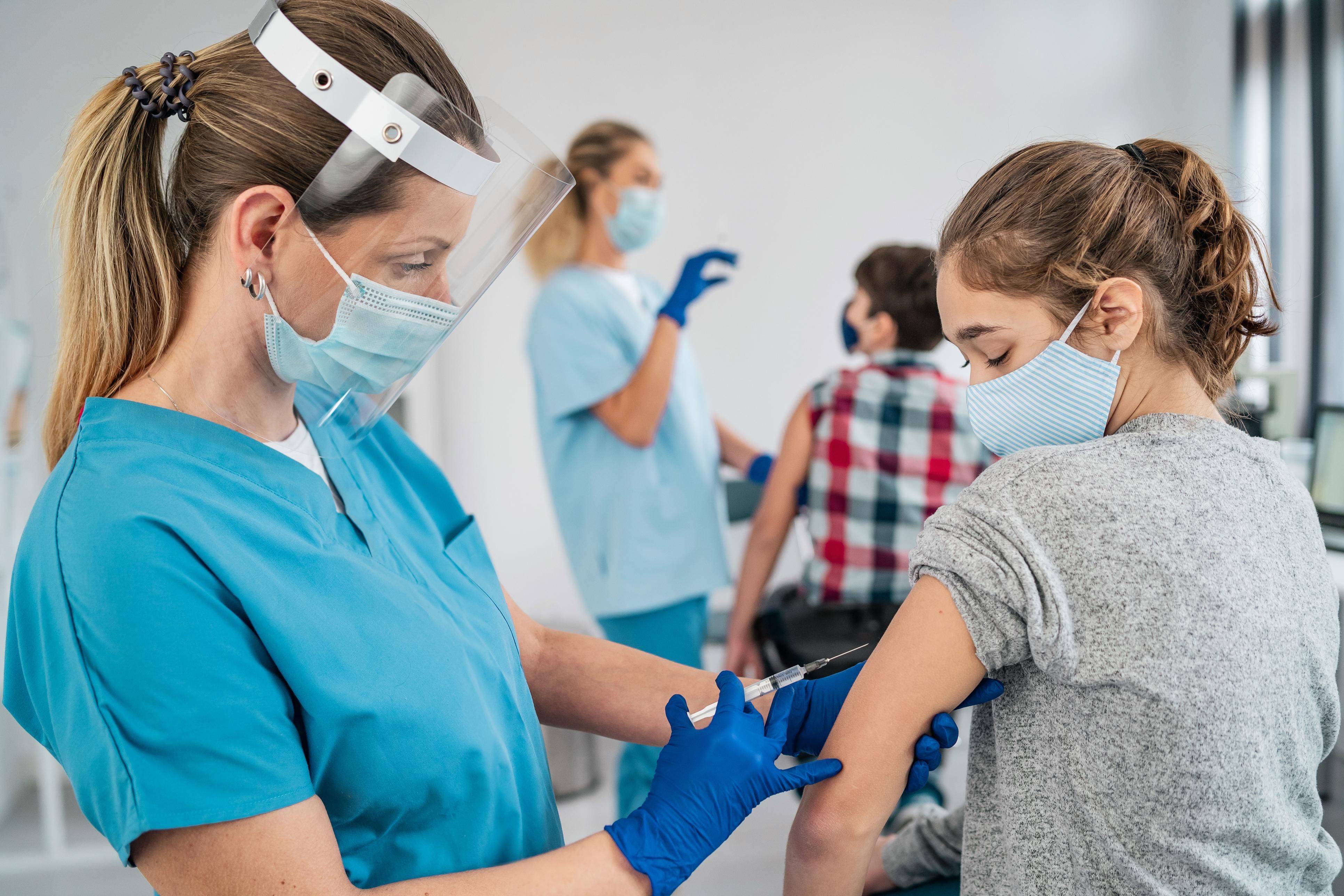 Сколько украинских школьников уже вакцинировались от COVID-19: ответ Ляшко