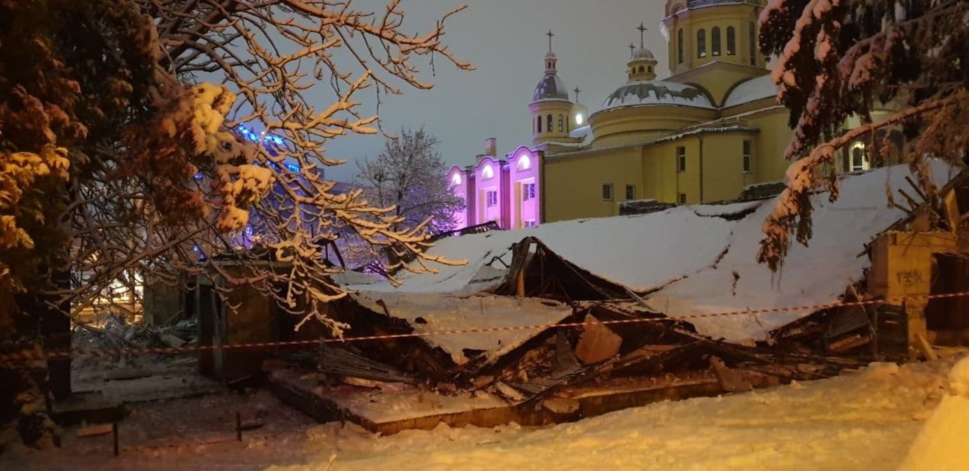 Во Львове сильный снегопад разрушил дом: фото и видео с места происшествия