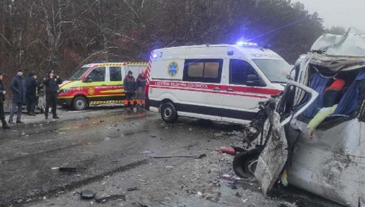 Жахлива ДТП під Черніговом: стало відомо про стан потерпілих, серед яких є дитина - Україна новини - 24 Канал