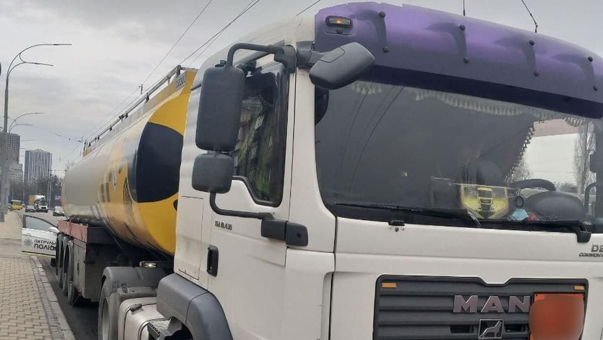 У Києві спіймали п'яного водія бензовозу KLO - Київ У Києві спіймали п'яного водія бензовозу KLO - Київ