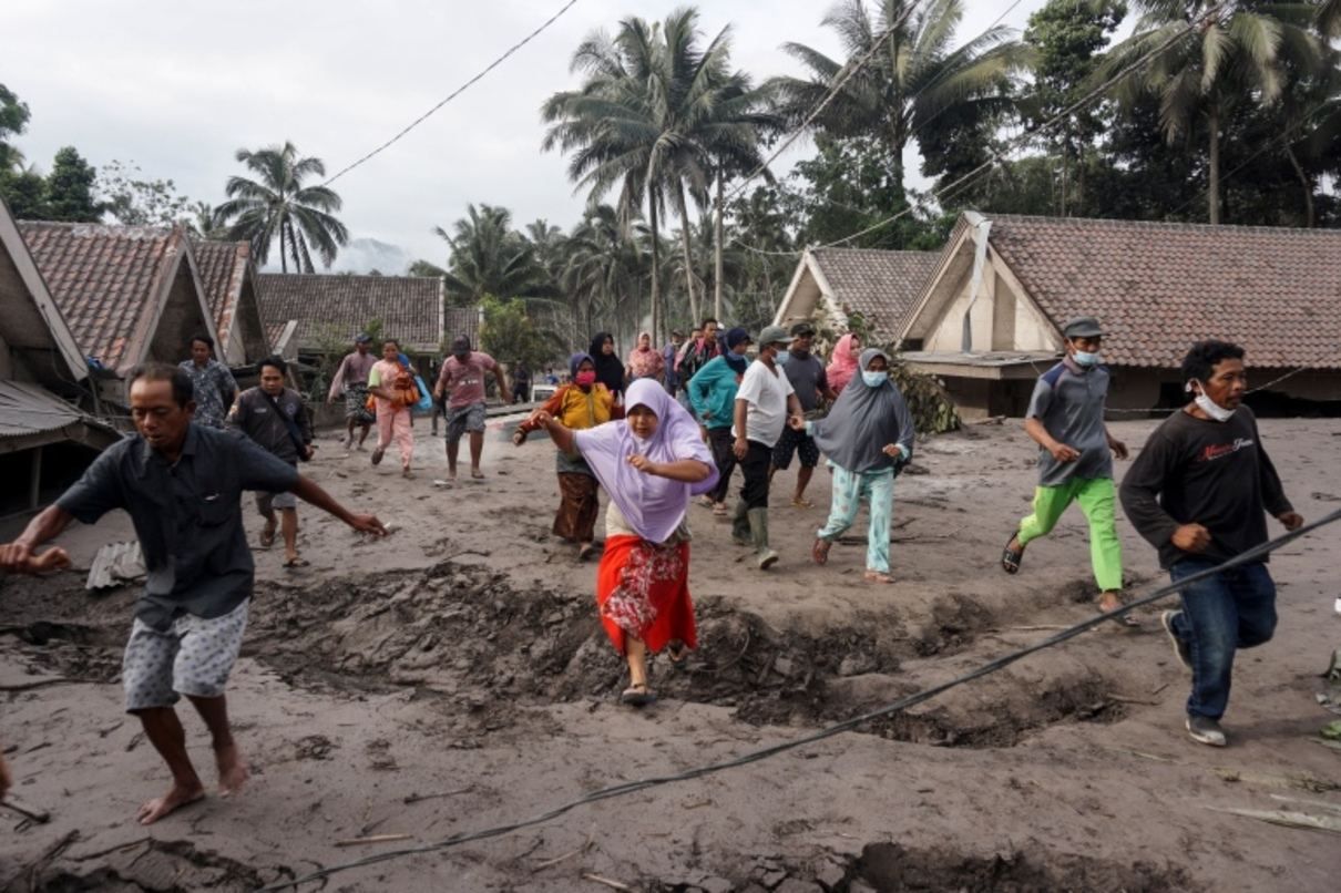 Вулкан Семеру засинати не хоче: кількість жертв виверження в Індонезії перевалила за 30 - 24 Канал