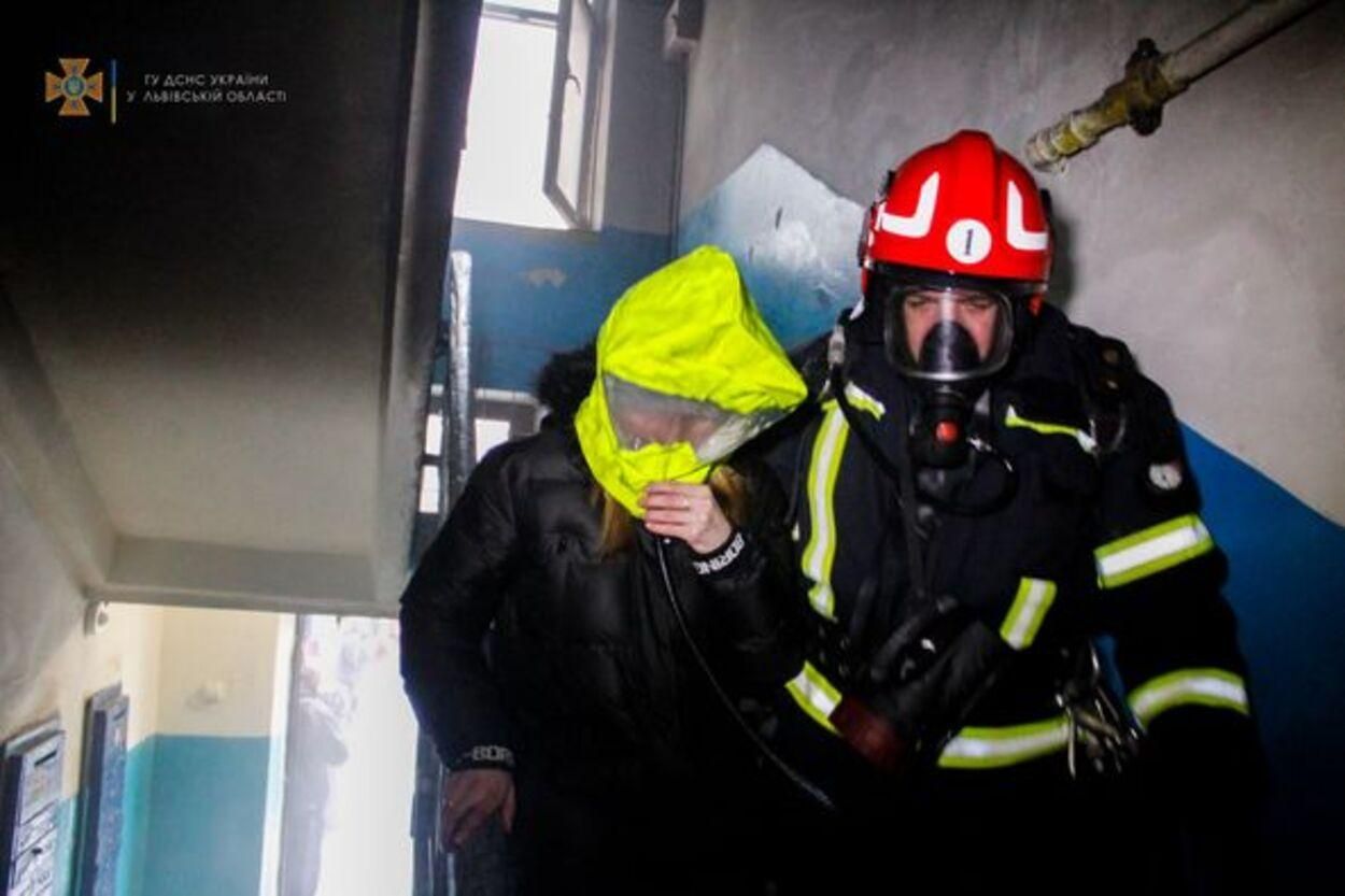 Во Львовской многоэтажке вспыхнула квартира: жителей дома эвакуировали