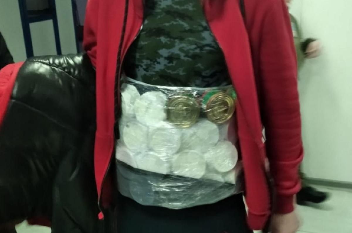 На кордоні з Молдовою спіймали українців, обвішаних банками ікри - Україна новини - 24 Канал На кордоні з Молдовою спіймали українців, обвішаних банками ікри - Україна новини - 24 Канал