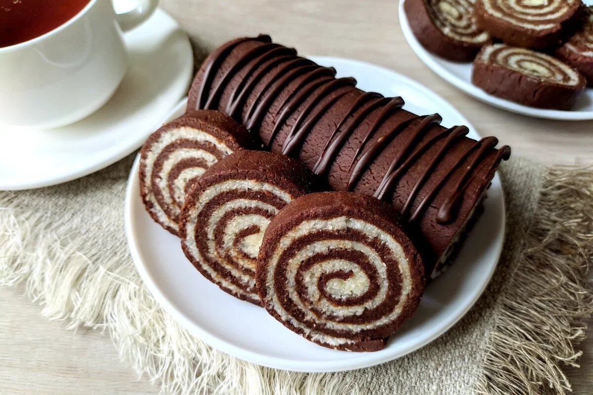 Рулет "Баунти" без выпечки: как приготовить вкусный десерт за 15 минут