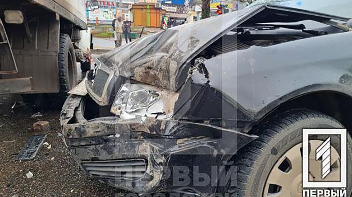 Пострадала беременная женщина: в Кривом Роге легковушка протаранила  грузовик – жуткие фото - novosti-krivogo-roga-segodnja - Днепр