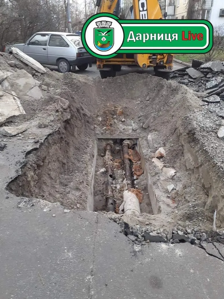 Аварія на Дарниці, прорвало труби, будинки лишилися без тепла та гарячої води Аварія на Дарниці, прорвало труби, будинки лишилися без тепла та гарячої води