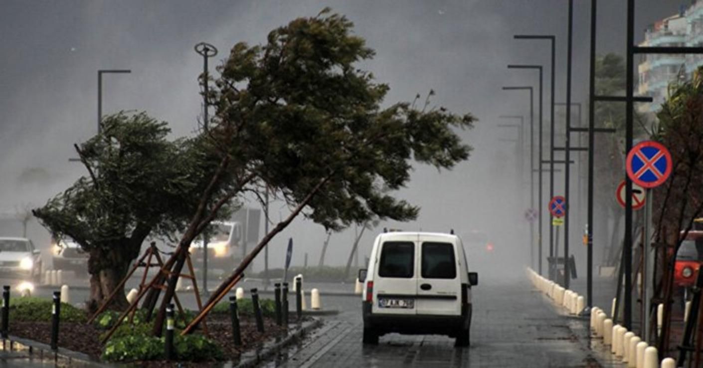 Анталией пронесся ураган: видео удара стихии в Турции