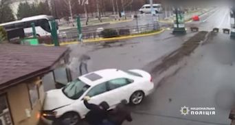 На Киевщине иностранцы на автомобиле влетели в ворота "Межигорье"