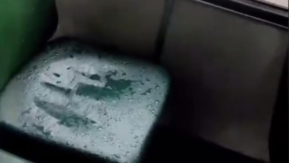 Ллє як з бочки: київські пасажири показали маршрутку з дірявим дахом – обурливе відео - Новини Київ - Київ Ллє як з бочки: київські пасажири показали маршрутку з дірявим дахом – обурливе відео - Новини Київ - Київ