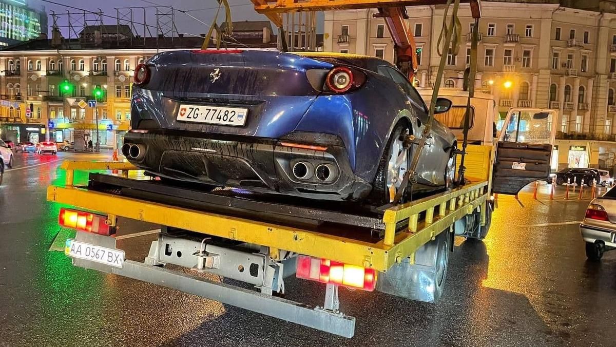 У центрі Києва за порушення паркування евакуювали елітний Ferrari - Новини Київ - Київ