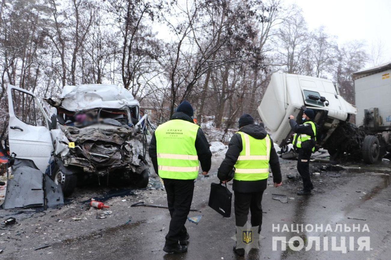 Поліція затримала водія вантажівки, що влаштувала ДТП під Черніговом - Гарячі новини - 24 Канал