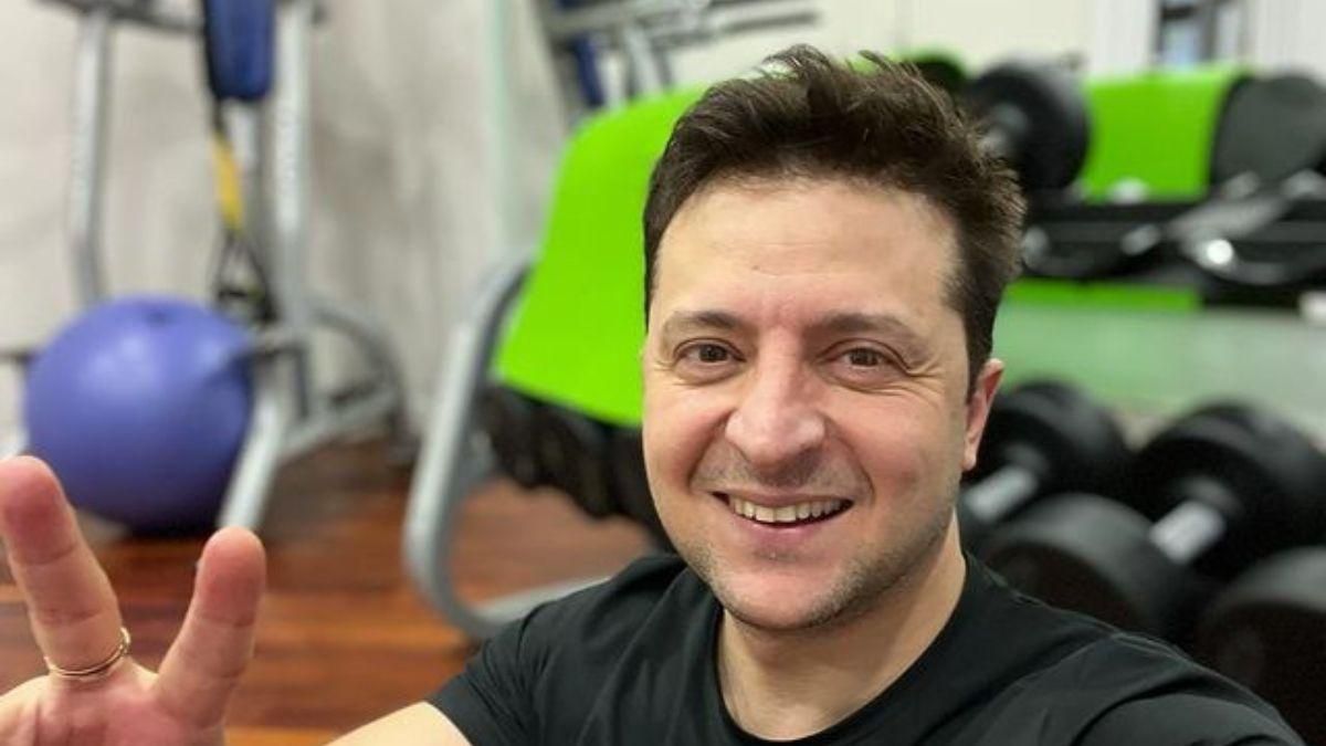 Зеленський зі спортзалу передав "привіт" заздрісникам: соцмережі помітили "омолодження" - Україна новини - 24 Канал Зеленський зі спортзалу передав "привіт" заздрісникам: соцмережі помітили "омолодження" - Україна новини - 24 Канал