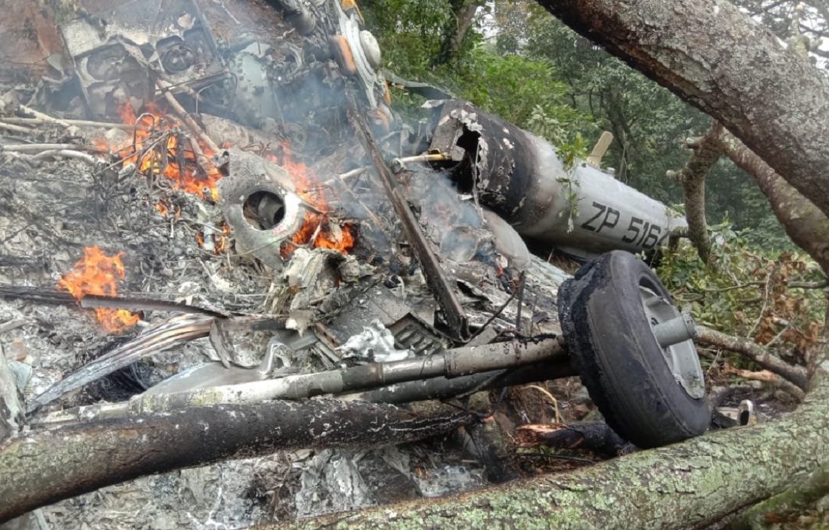 В Индии разбился военный вертолет, перевозивший начальника штаба обороны