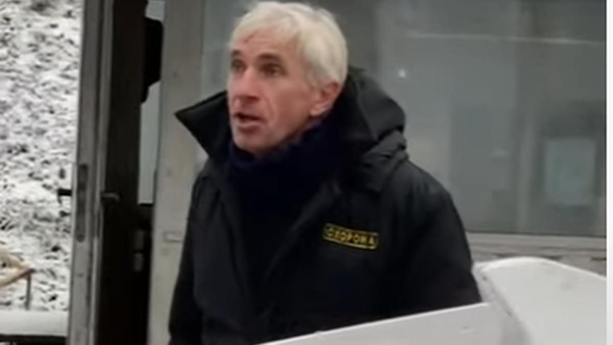 У Києві охоронець побив палицею чоловіка, який хотів проїхати до Олександрівської лікарні - Новини Києва - Київ У Києві охоронець побив палицею чоловіка, який хотів проїхати до Олександрівської лікарні - Новини Києва - Київ