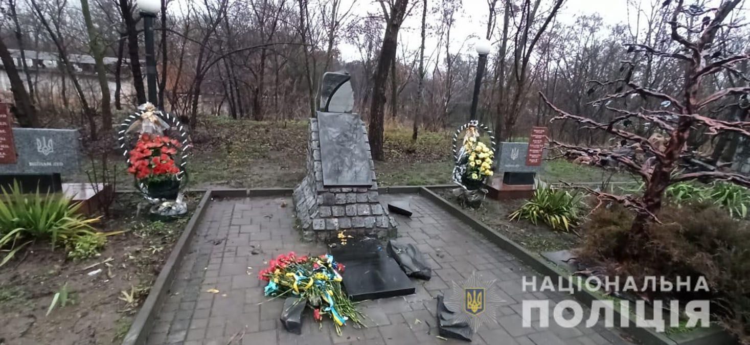 У Первомайську розтрощили пам'ятник Героям Небесної Сотні - новини АТО - 24 Канал