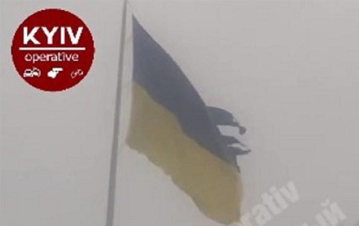 Негода пошматувала прапор України біля "Батьківщини-матері": його терміново замінили - Новини Київ - Київ