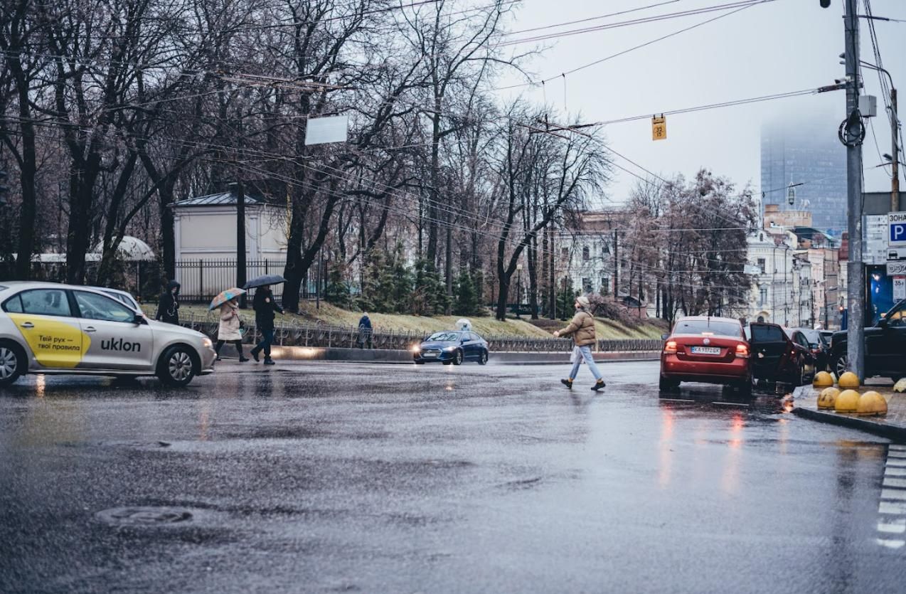 Мокро, скользко и перебои с транспортом: Киев страдает от непогоды – фоторепортаж 24 канала Мокро, скользко и перебои с транспортом: Киев страдает от непогоды – фоторепортаж 24 канала