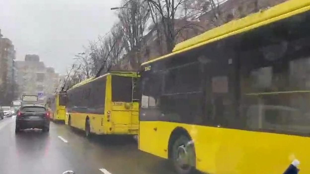 В Киеве из-за обледенения массовый сбой движения троллейбусов и трамваев: видео коллапса