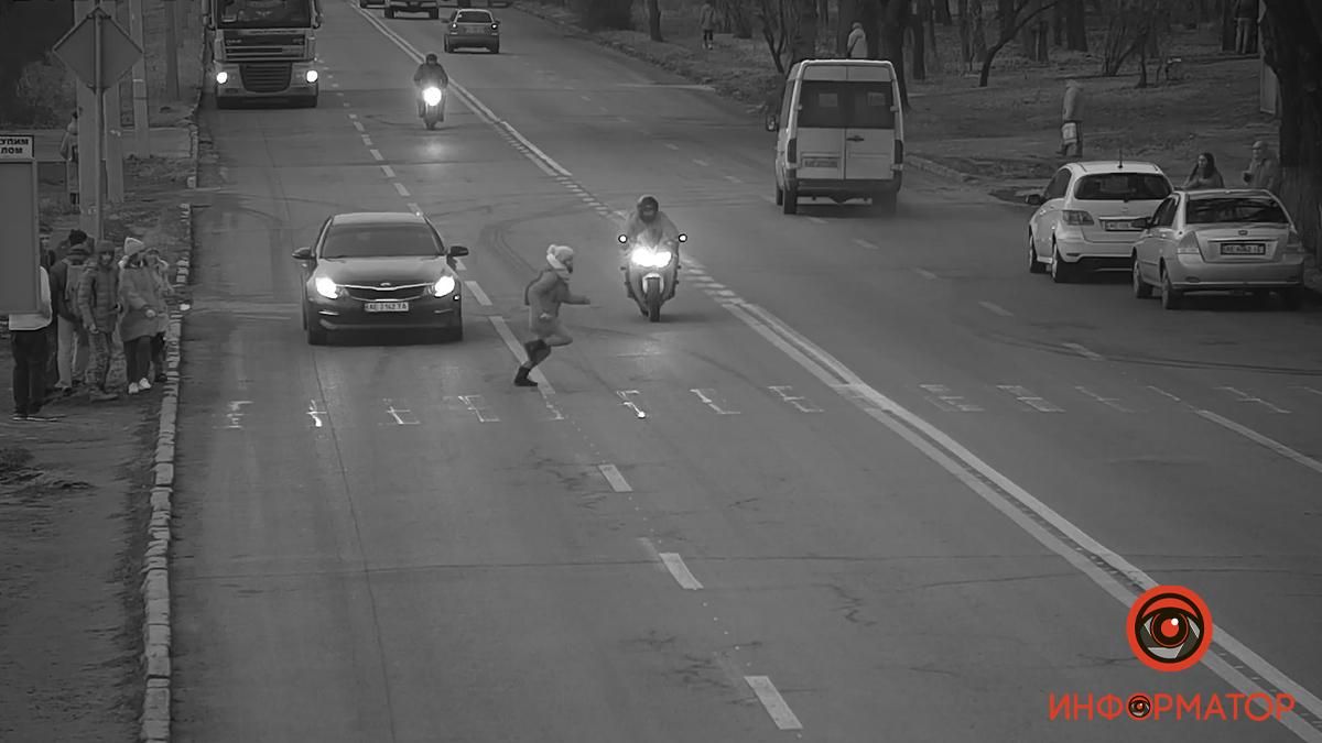 У Дніпрі мотоцикліст зніс школярку: перекинулася в повітрі та впала - Дніпро