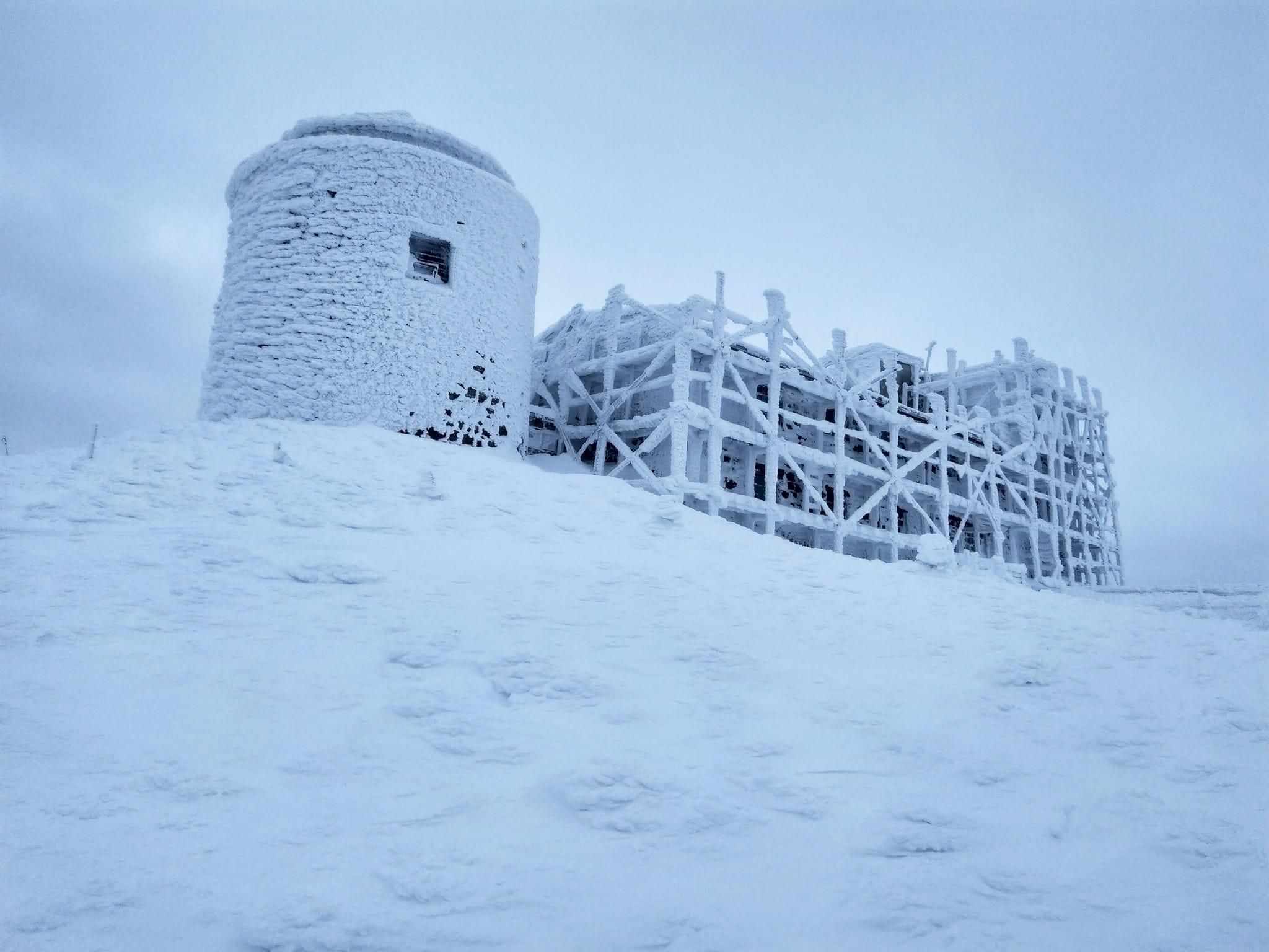 В Карпатах насыпало почти полметра снега В Карпатах насыпало почти полметра снега