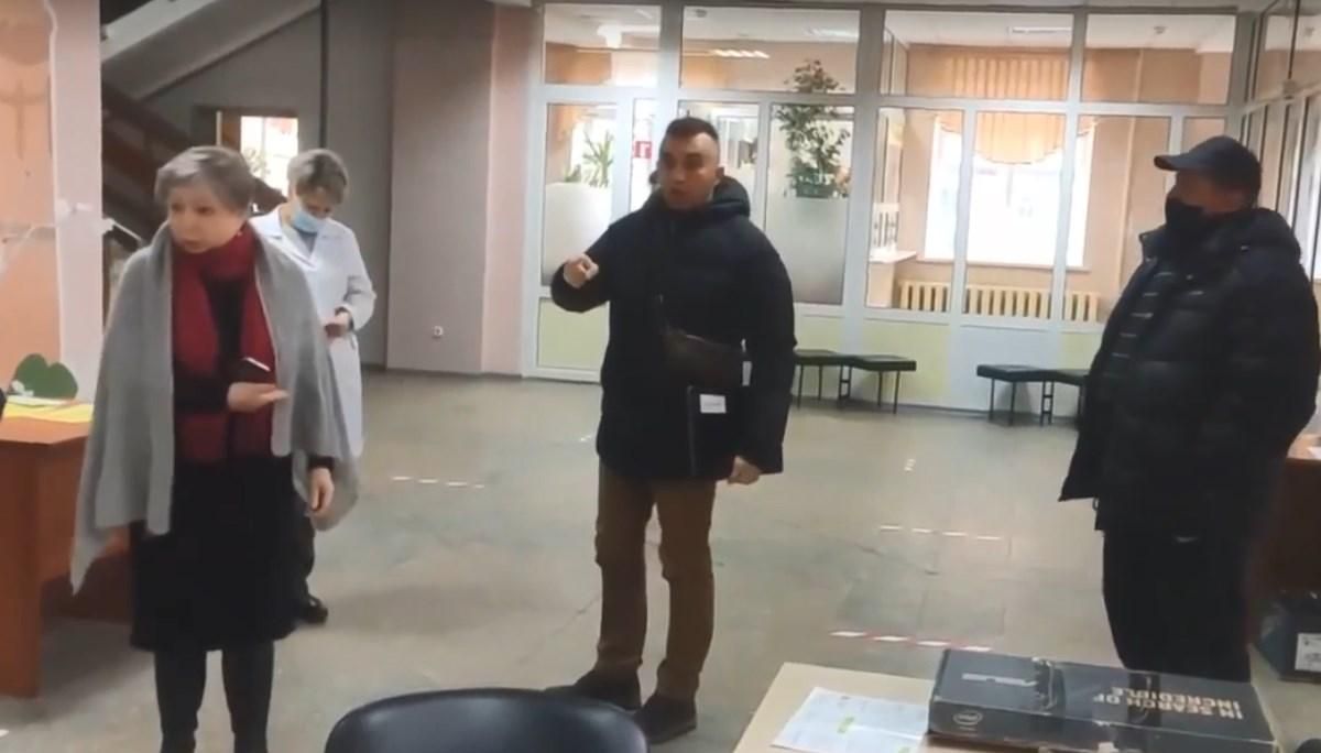 У Полтаві чиновник-антивакцинатор відібрав у медиків ноутбук: втрутилася поліція - Україна новини - 24 Канал У Полтаві чиновник-антивакцинатор відібрав у медиків ноутбук: втрутилася поліція - Україна новини - 24 Канал