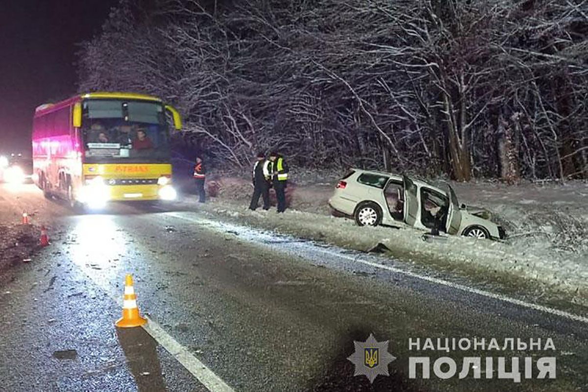 На Тернопольщине не разминулись рейсовый автобус и иномарка: много пострадавших