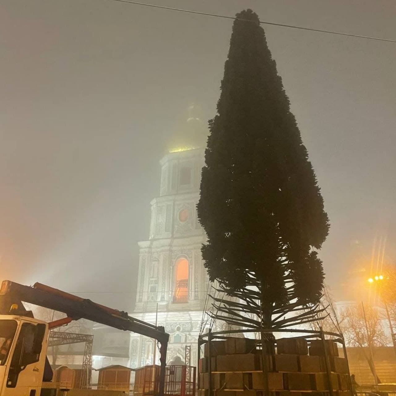 На Софийской площади почти собрали главную елку страны: фото пушистой красавицы