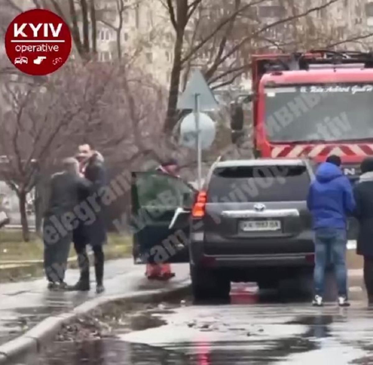 Швидка карма: на Позняках водій-"шумахер" поліз у бійку і розтрощив авто об сміттєвоз - Київ