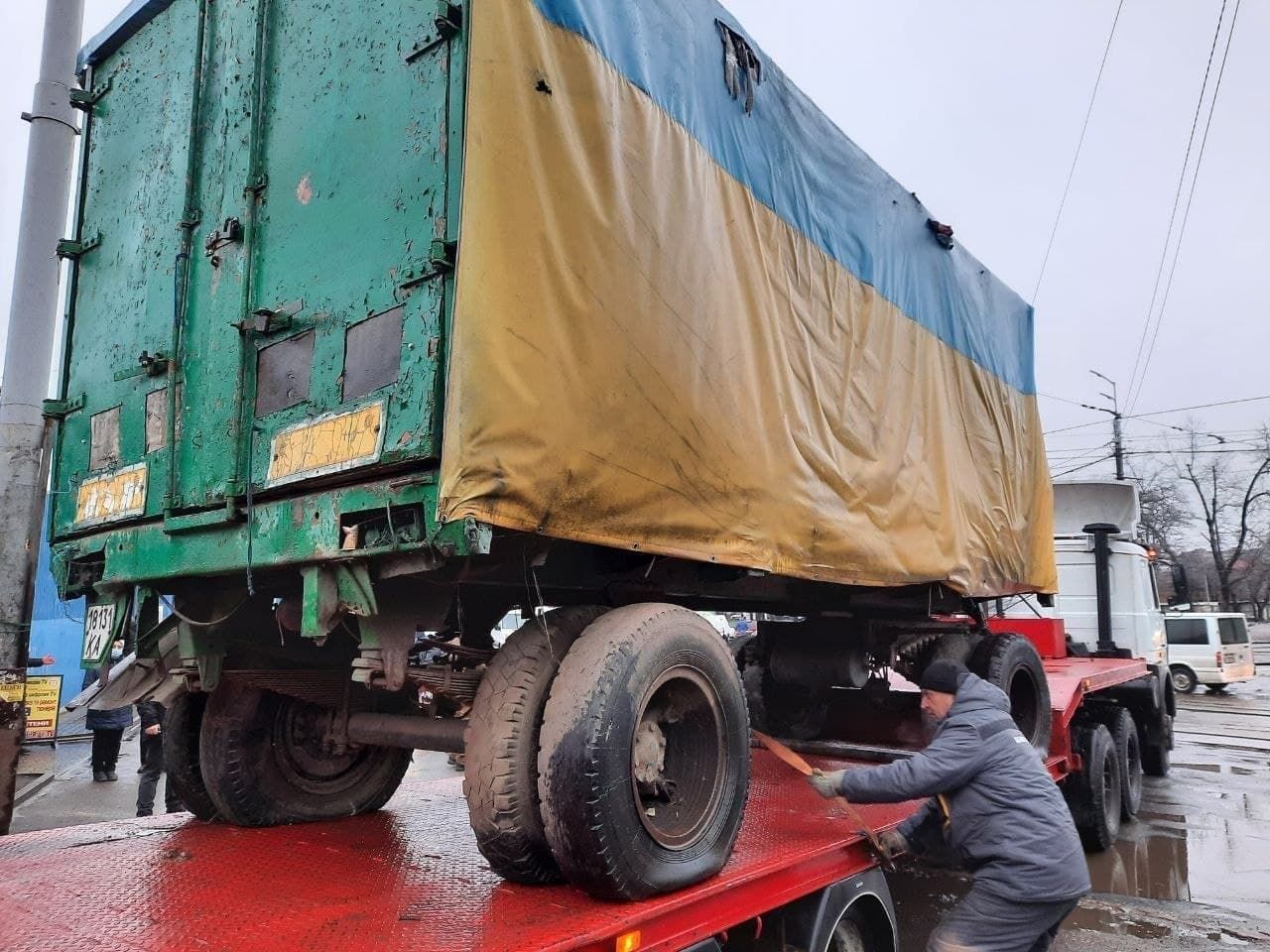 На Дарнице вооруженные владельцы МАФов напали на коммунальщиков, которые демонтировали киоски