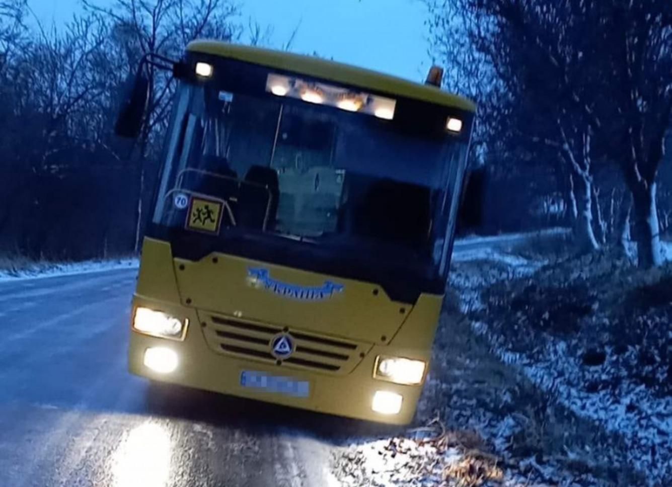 На Буковині шкільний автобус застряг посеред траси: діти йшли додому пішки - Україна новини - 24 Канал На Буковині шкільний автобус застряг посеред траси: діти йшли додому пішки - Україна новини - 24 Канал