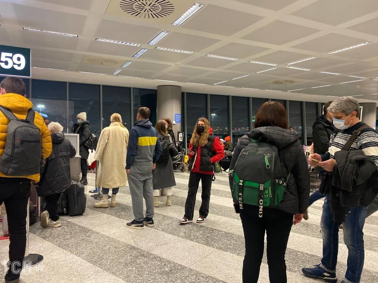 Понад 100 українців майже на добу застрягли в італійському аеропорту: що сталося - Україна новини - 24 Канал
