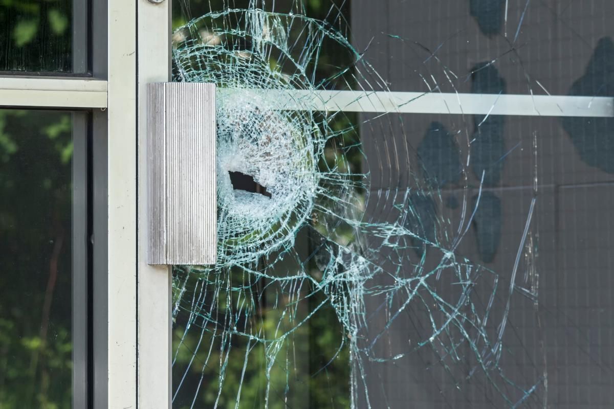 Поцілив в обличчя учневі: підліток заради розваги влаштував стрілянину в гімназії Мелітополя - Новини Запоріжжя - Освіта Поцілив в обличчя учневі: підліток заради розваги влаштував стрілянину в гімназії Мелітополя - Новини Запоріжжя - Освіта