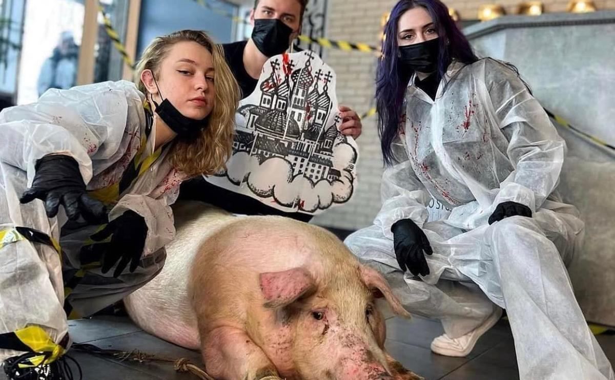 Киевская тату-студия решила хайпонуть и якобы набила большое тату на спине живой свиньи