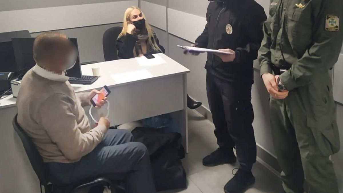 В Одесском аэропорту поймали иностранца, которого искал Интерпол В Одесском аэропорту поймали иностранца, которого искал Интерпол
