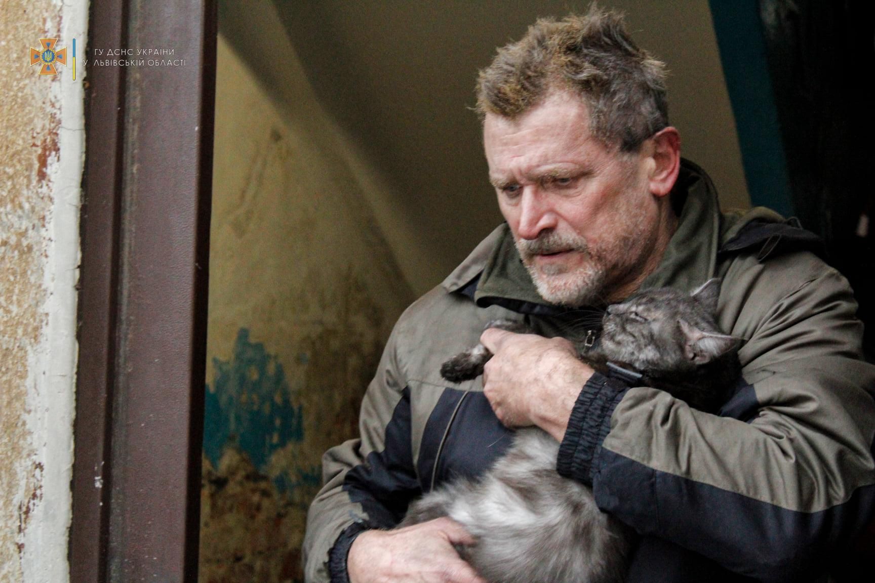 Спас самое ценное: сеть тронуло фото львовянина с котиком во время пожара Спас самое ценное: сеть тронуло фото львовянина с котиком во время пожара