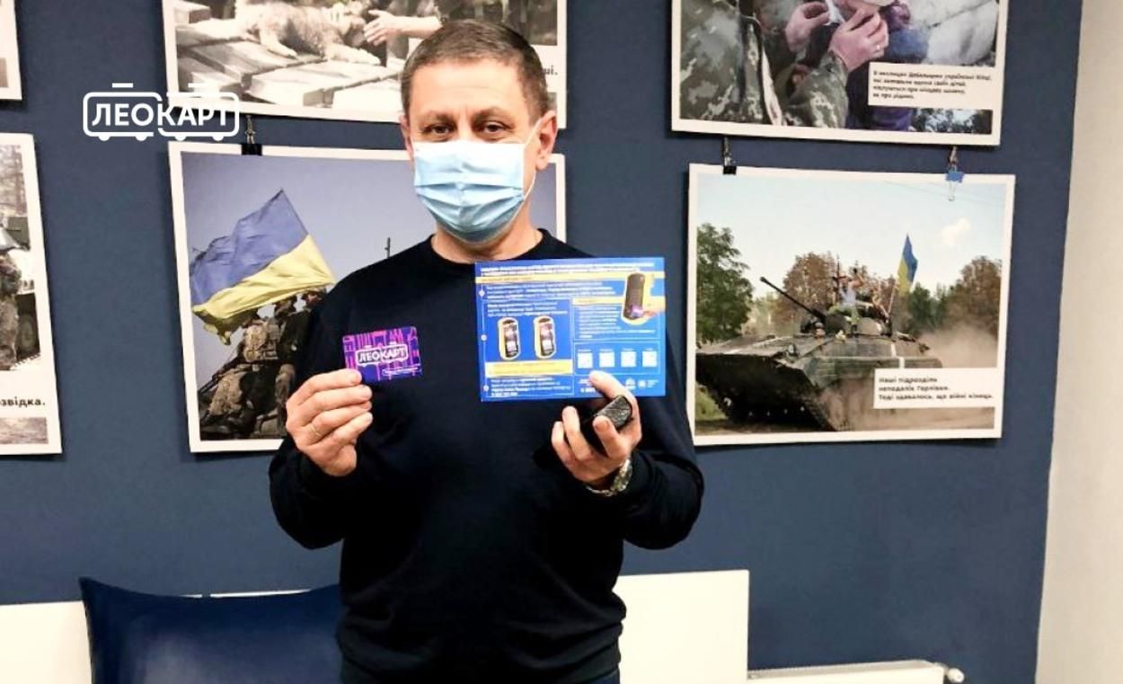 У Львові розпочали видавати пільгові "ЛеоКарт": першу отримав учасник бойових дій - Новини Львова - Львів У Львові розпочали видавати пільгові "ЛеоКарт": першу отримав учасник бойових дій - Новини Львова - Львів