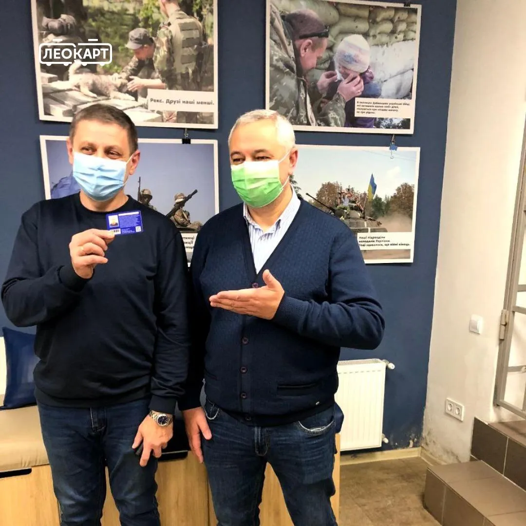 У Львові розпочали видавати пільгові ЛеоКарт: першу отримав учасник бойових дій У Львові розпочали видавати пільгові ЛеоКарт: першу отримав учасник бойових дій