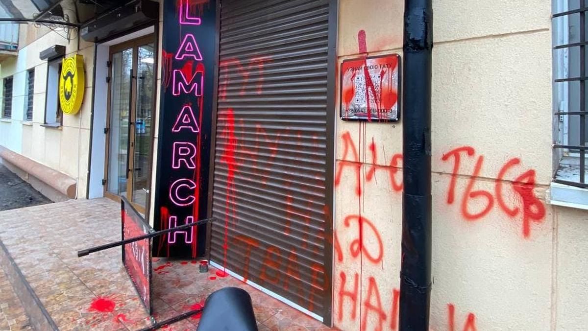 В Одесі активісти обмалювали філію тату-салону, де знущалися над свинею - Новини Одеса - Одеса В Одесі активісти обмалювали філію тату-салону, де знущалися над свинею - Новини Одеса - Одеса