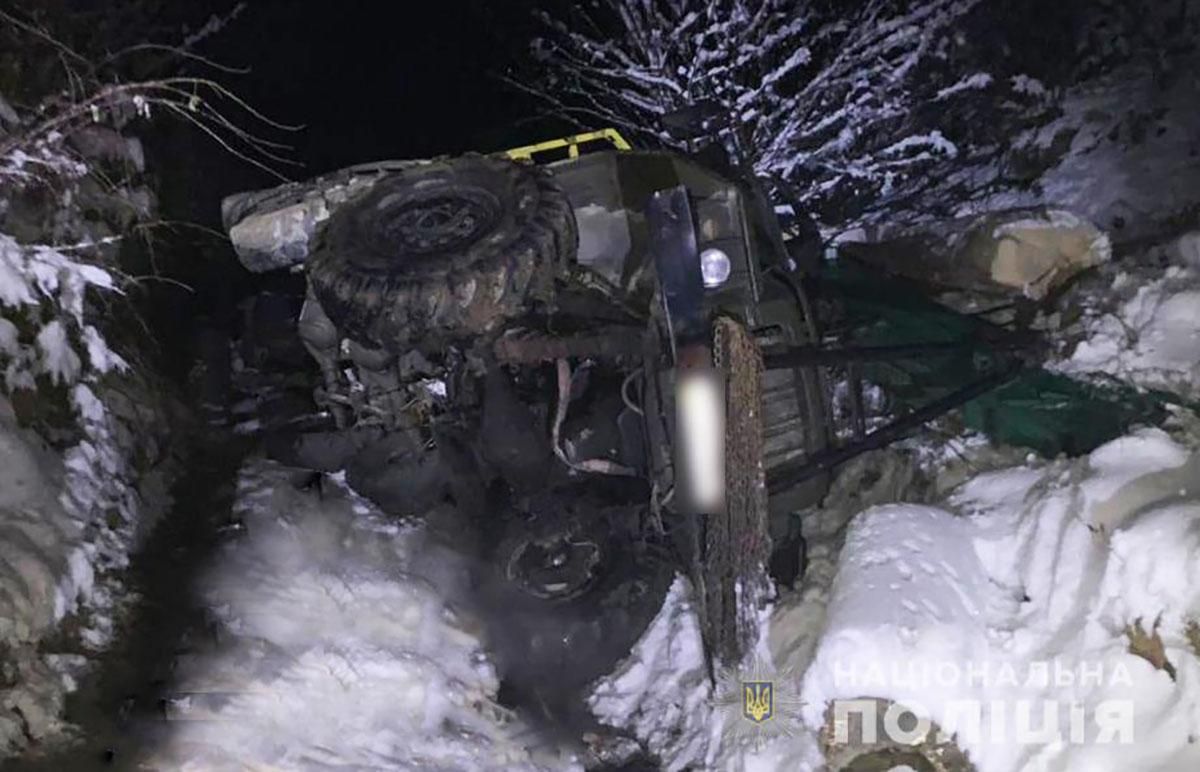 В горах Буковины перевернулся грузовик: погиб молодой человек