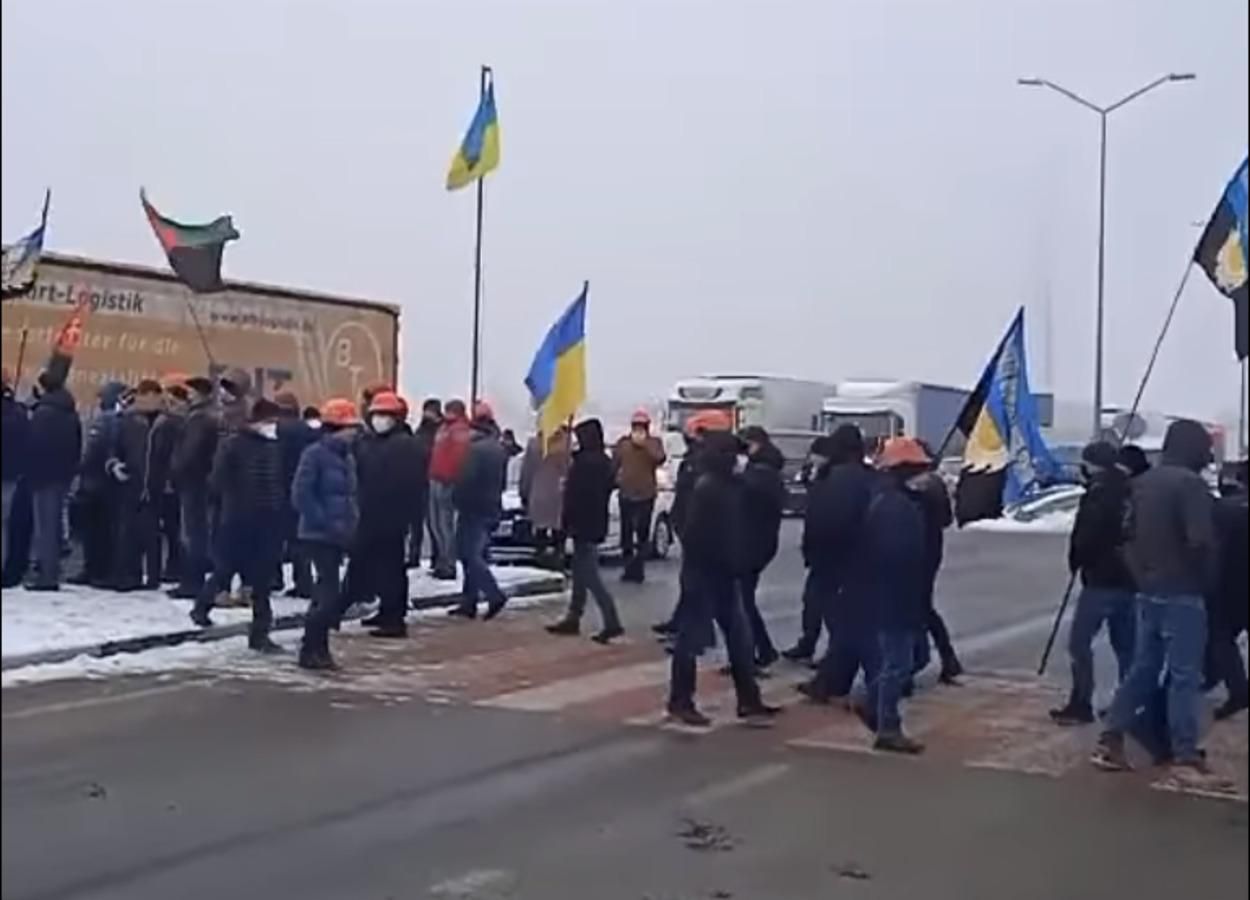 Протесты шахтеров продолжаются: на Львовщине горняки перекрыли пограничную трассу Протесты шахтеров продолжаются: на Львовщине горняки перекрыли пограничную трассу