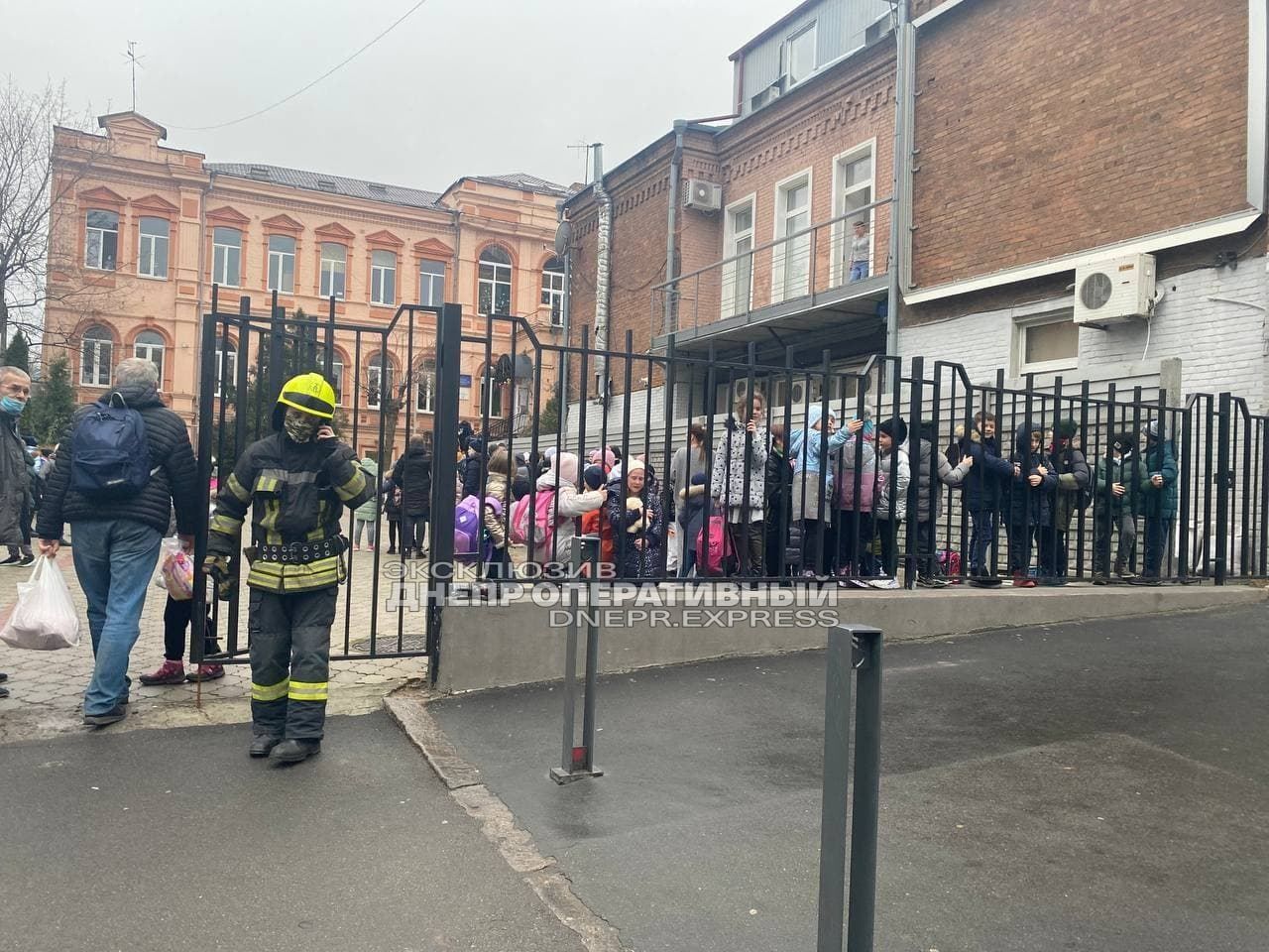В Днепре снова заминировали школы: перечень и фото с места происшествия В Днепре снова заминировали школы: перечень и фото с места происшествия