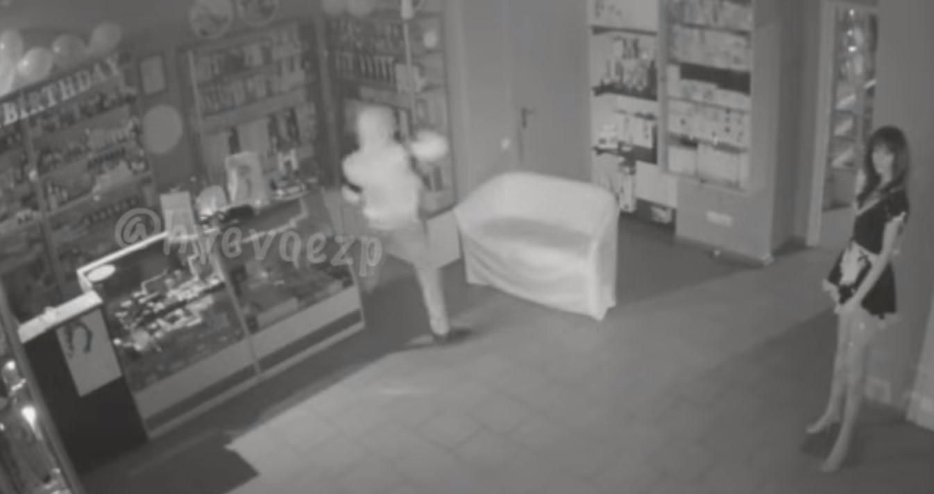 Вибраторы исчезли: в Запорожье мужчина ограбил секс-шоп Вибраторы исчезли: в Запорожье мужчина ограбил секс-шоп