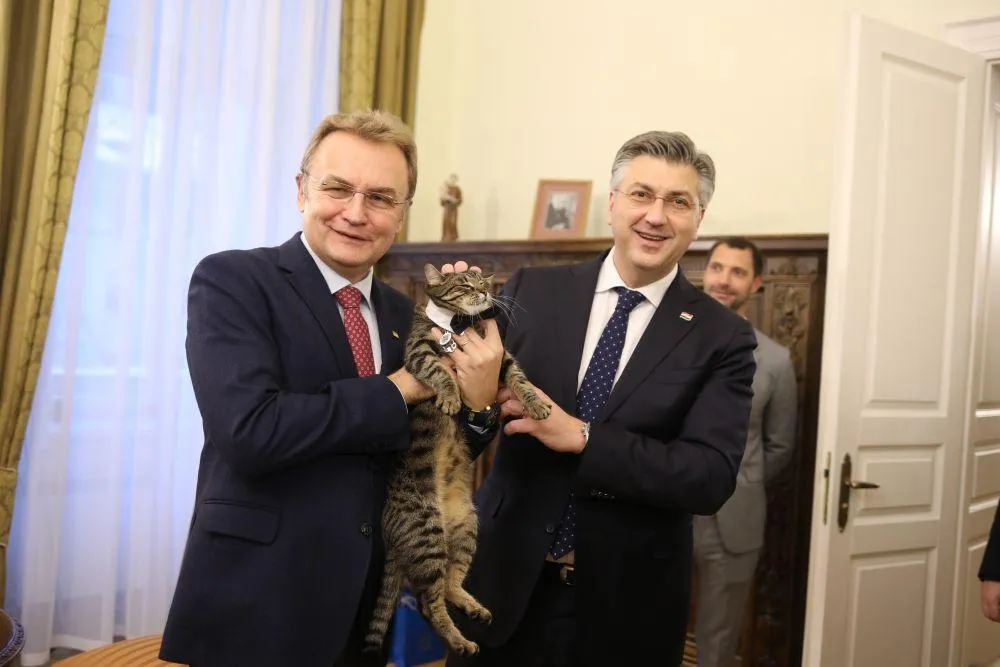 Прем'єр Хорватії завітав до Львова і познайомився з котячим мером: чарівні фото
