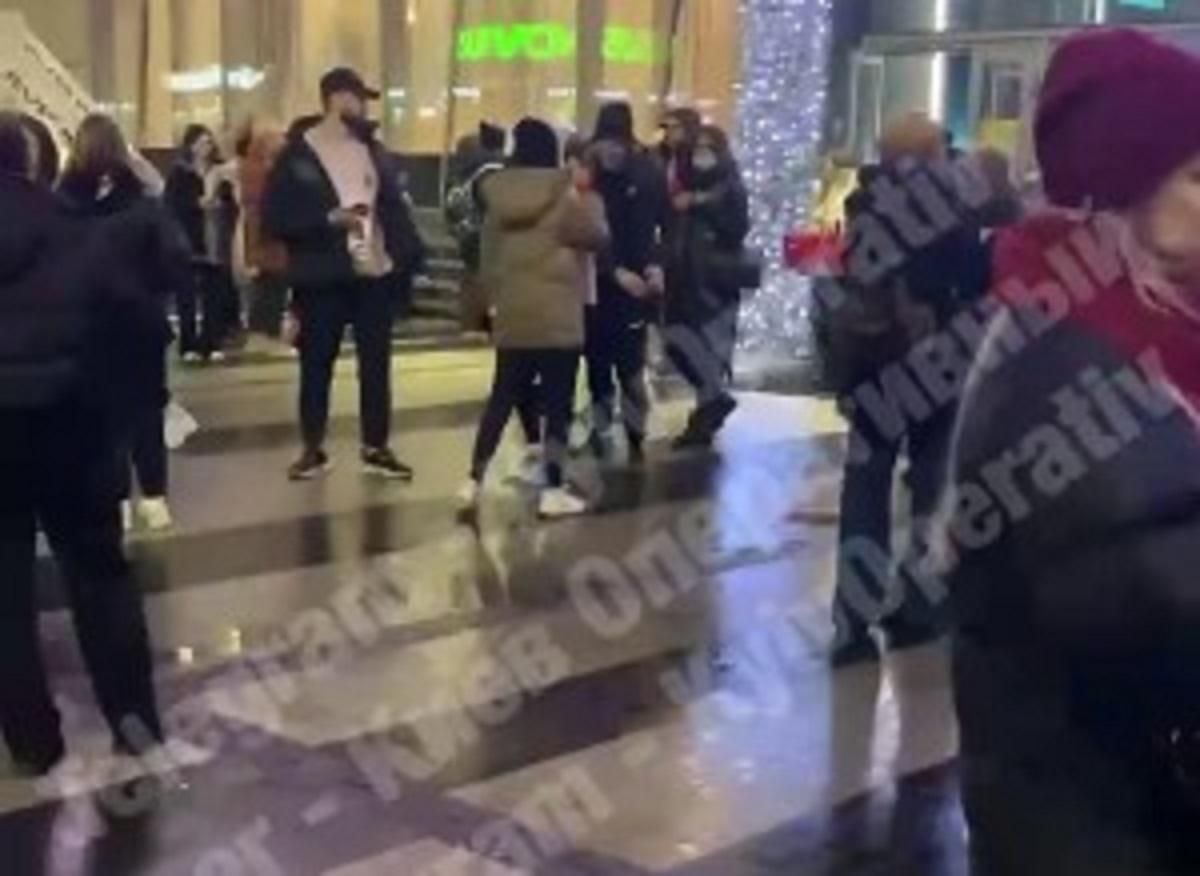 У Києві терміново евакуювали відвідувачів River Mall через "мінування" - Київ