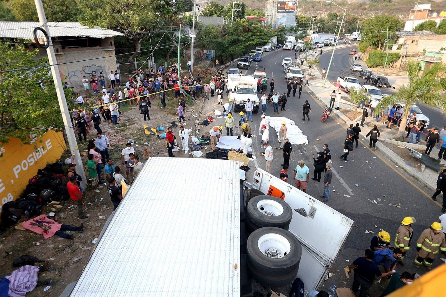 Более 50 погибших: в Мексике перевернулся грузовик с мигрантами