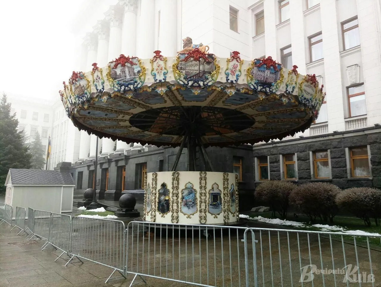 новорічна локація біля Офісу Президента новорічна локація біля Офісу Президента