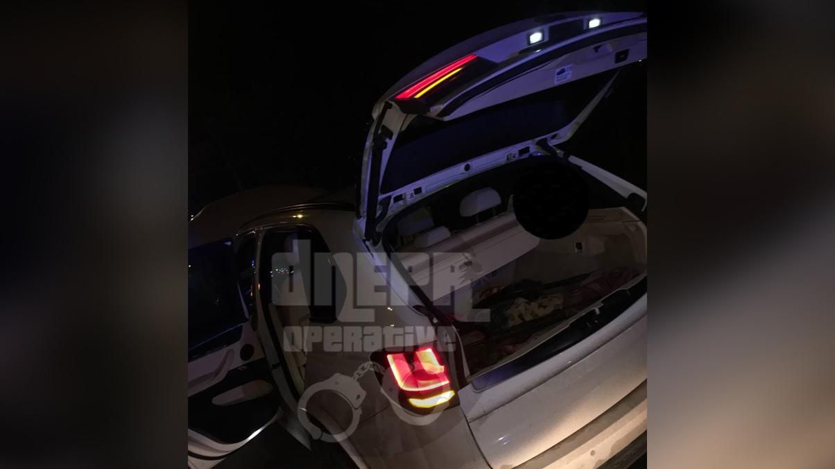 Дніпрянин під'їхав до патрульних і погрожував гранатою: в багажнику знайшли арсенал - Дніпро Дніпрянин під'їхав до патрульних і погрожував гранатою: в багажнику знайшли арсенал - Дніпро